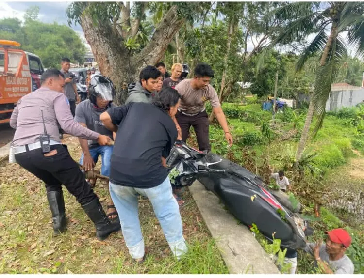 MASUK JURANG - Pihak Polsek Pandeglang bersama masyarakat, sedang mengevakuasi kendaraan yang jatuh di jurang Gardutanjak, Senin (27/3). (NIPAL SUTIANA/SATELITNEWS.COM)