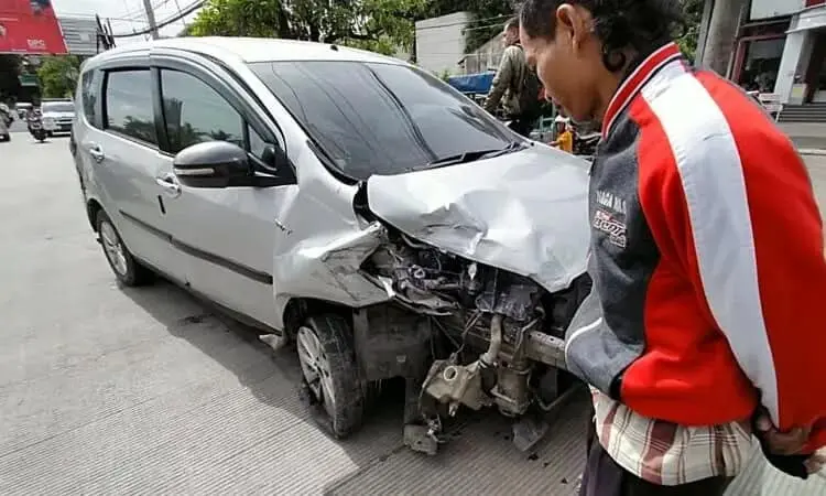 Ertiga-Innova Tabrakan Hebat di Lebak, Mobil Ringsek, Pengemudi Dilarikan ke RS