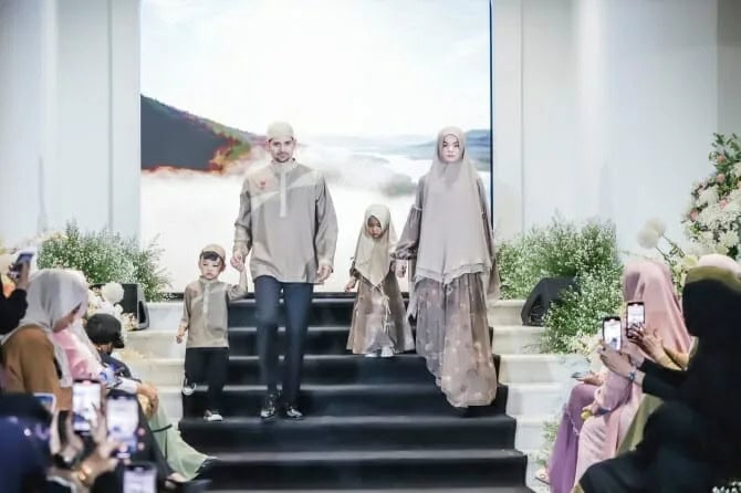 BUSANA SYAR'I: Dengan membawakan 64 koleksi, busana syar’i ‘disulap’ ke dalam potongan yang elegan dan feminin. Terlihat detail wave, rainbow, dan deep tulip printing. (JPC/IST)