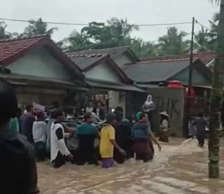 TANGKAPAN LAYAR: Warga saat membawa tiga korban tewas tersengat listrik di Kampung Cirumpak, Desa Tanjung Burung, Kecamatan Teluknaga, saat banjir. (ISTIMEWA)