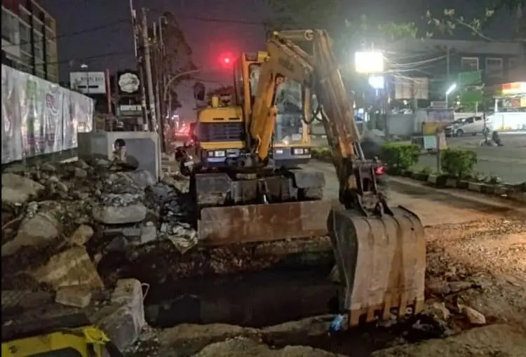 Digilas Alat Berat, Pipa Perumda Tirta Benteng Bocor