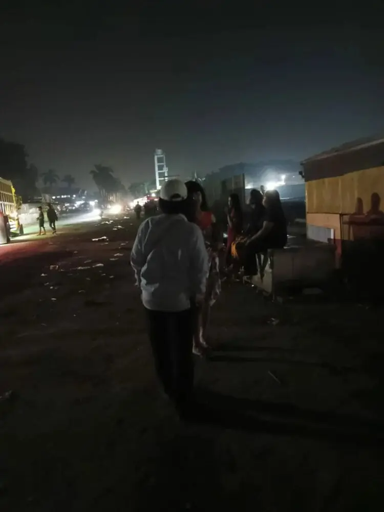 NEKAT MANGKAL: Situasi di Jalan Putera Utama Kawasan Industri, Desa Pasar Kemis, Kecamatan Pasar Kemis, Rabu (29/3) malam. Terlihat salah satu pria hidung belang sedang bernegosiasi dengan salah satu PSK. (ALFIAN HERIANTO)
