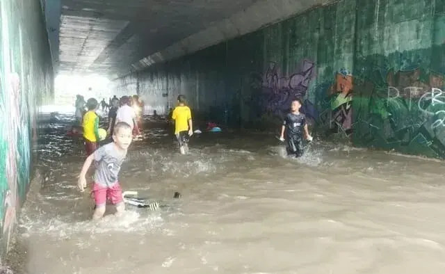 Setiap Tergenang, Terowongan Toll JORR II di Benda Jadi "Wahana Rekreasi" Anak