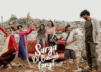 Cerita Acha Septiasa Berjibaku Aroma Sampah di Surga di Bawah Langit