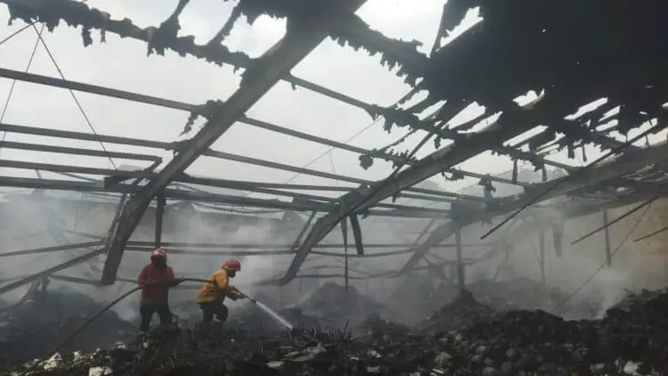 Hingga Hari Kedua, Api Masih Terlihat di Gudang Goto Living