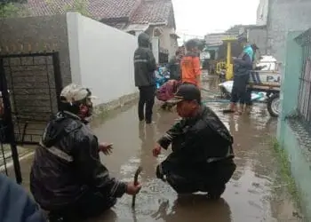 Genangan di Gang Mayor Kedaung Wetan, Neglasari Disedot
