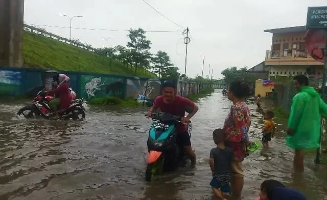 Setiap Tergenang, Terowongan Toll JORR II di Benda Jadi "Wahana Rekreasi" Anak Setiap Tergenang, Terowongan Toll JORR II di Benda Jadi "Wahana Rekreasi" Anak
