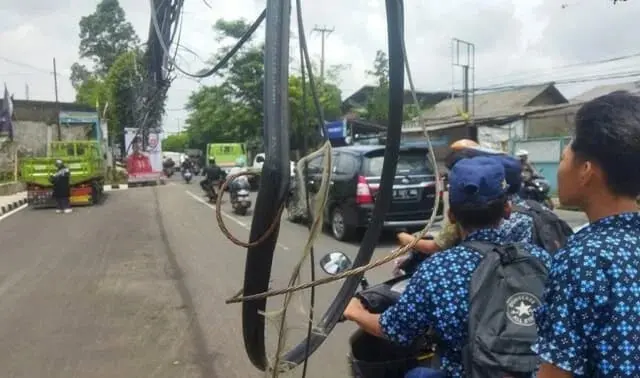 Kabel Menjuntai di Jalan Hasyim Ashari Pinang, Mengganggu Pengendara