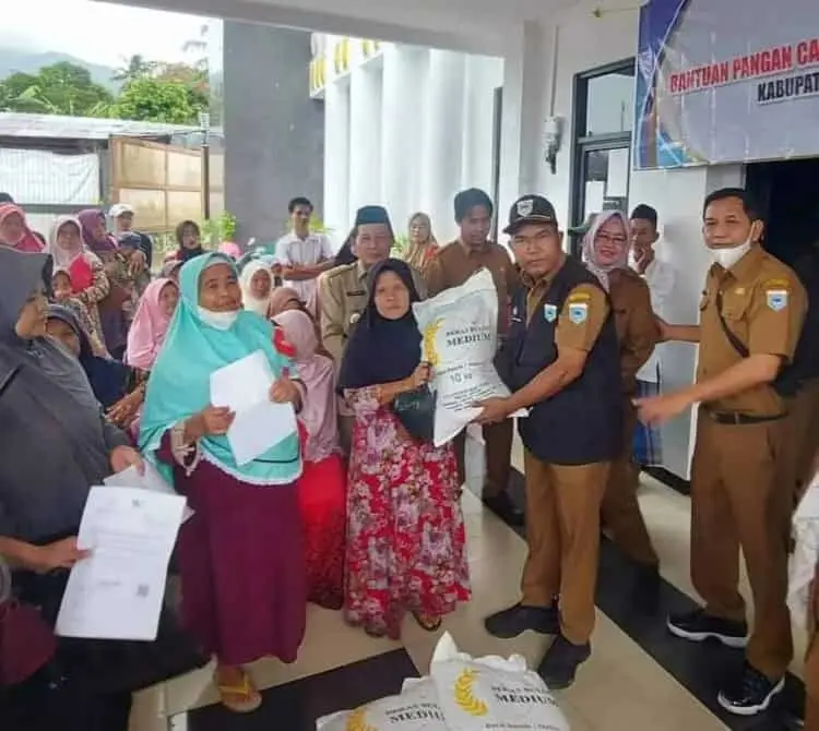 Ratusan Ribu Warga Pandeglang Dapat Bantuan Beras Medium, Masing - Masing 10 Kg