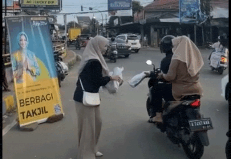 Berbagi Keceriaan Ramadan Ala Relawan Airin Rachmi Diany