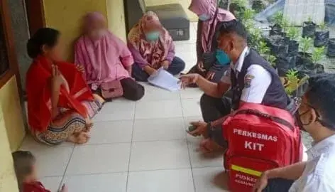 PEMERIKSAAN: Puskesmas Kedaung Barat Kecamatan Sepatan Timur sedang melakukan pemeriksaan kepada warga. (ISTIMEWA)
