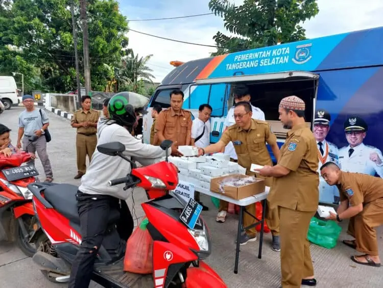 DPMPTSP Kota Tangsel Bagikan 1.444 Takjil Gratis