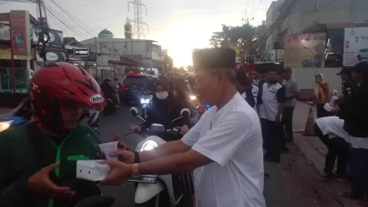 Anggota Forkabi se-Karang Tengah Kompak Bagikan Takjil