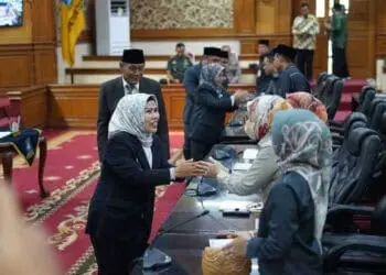 Bupati Serang Ratu Tatu Chasanah, bersalaman dengan para anggota DPRD. (ISTIMEWA)