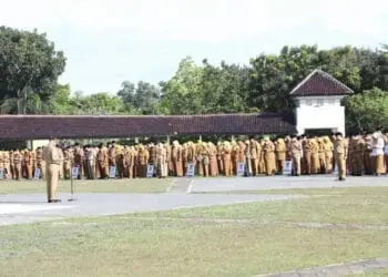 AMANAT: Bupati Zaki saat memberikan amanat apel Senin pagi pada awal bulan April 2023 di Lapangan Maulana Yudha Negara, Puspemkab Tangerang, Tigaraksa, Senin (3/4/2023). (IST)