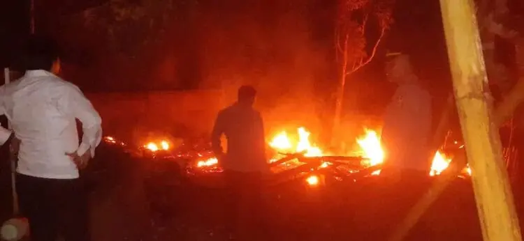 KEBAKARAN - 
Diduga akibat korsleting listrik, sebuah rumah milik Ade, warga Kampung Pasir Pendeuy, Desa Cililitan, Kecamatan Pucung, ludes terbakar, Senin (3/4) sekira pukul 17.20 WIB. (ISTIMEWA)