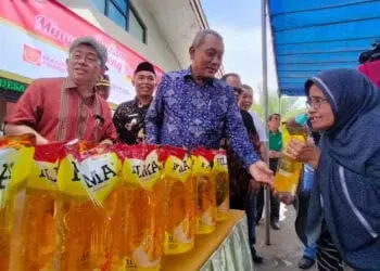 Pabrik Kertas di Kragilan, Kabupaten Serang, jual murah ribuan liter minyak kelapa ke masyarakat. (ISTIMEWA)