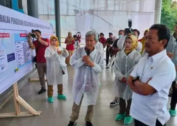 Menteri Perikanan dan Kelautan RI, Sakti Wahyu Trenggono, berkunjung dan meninjau Balai Kesehatan Ikan dan Lingkunga , di Cinangka, Kabupaten Serang, Senin (11/4/2023). (SIDIK/SATELITNEWS)