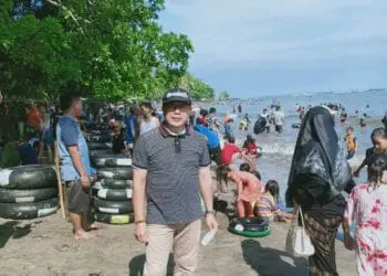 Sekretaris Disporapar Kabupaten Serang, memantau kondisi wisata pantai Anyer, belum lama ini. (ISTIMEWA)