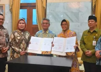 PERJANJIAN - Pemerintah Kabupaten (Pemkab) Serang melalui Perusahaan Umum Daerah (Perumda) Tirta Al-Bantani Kabupaten Serang, melakukan penandatangan amandemen perjanjian dengan PT Sarana Catur Tirta Kelola (SCTK), Kamis (13/4/2023). Terkait dengan pengelolaan air bersih di hulu. (ISTIMEWA)