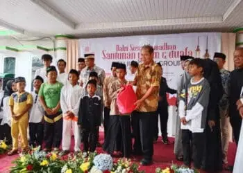 PENYERAHAN SIMBOLIS: Pemilik lima PT sekaligus pendiri Tjen Jung Sen Group terlihat sedang memberikan bantuan sosial berupa paket sembako dan uang tunai kepada warga Desa Laksana dan Kalibaru, Kecamatan Pakuhaji, Jumat (14/4/2023). (ALFIAN HERIANTO)