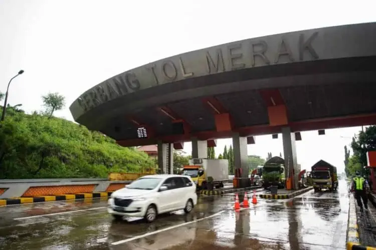 Pengelola jalan tol Tangerang - Merak, PT Astra Toll Road, memberikan diskon sebesar 20 persen bagi para pengguna kendaraan semua golongan. Diskon itu, sebagai salah satu upaya pelayanan yang dilakukannya pada arus mudik dan balik lebaran Idul Fitri 1444 Hijriyah. (ISTIMEWA)