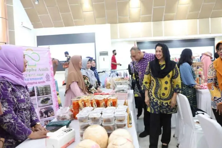 MEMANTAU: Bupati Tangerang Ahmed Zaki Iskandar saat memantau bazar murah ramadhan di Gedung Serba Guna (GSG) Pisat Pemerintah Kabupaten Tangerang, Kamis (13/4). (ALFIAN HERIANTO)