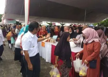 Pj Gubernur Banten, Al Muktabar, tinjau Pasar Murah, Jumat (14/4/2023). (LUTHFI/SATELITNEWS.COM)