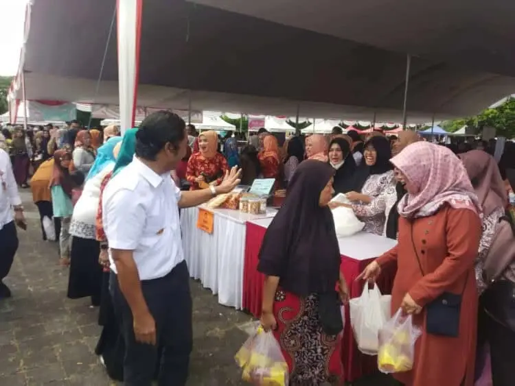 Pj Gubernur Banten, Al Muktabar, tinjau Pasar Murah, Jumat (14/4/2023). (LUTHFI/SATELITNEWS.COM)