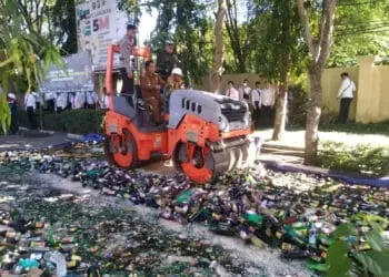PJ Gubernur Banten Al Muktabar, beserta jajaran Forkopimda Pemprov Banten, memusnahkan ribuan botol Minuman Keras (Miras), Senin (17/4/2023). (LUTHFI/SATELITNEWS.COM)