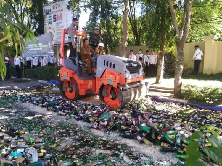 Jelang Libur Lebaran, Polda Banten Musnahkan Puluhan Ribu Botol Miras