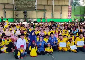 GEBYAR ZAKAT: Bupati Serang Ratu Tatu Chasanah saat menyalurkan bantuan kepada anak yatim dan pasukan kuning di lapangan tennis indoor, Senin (17/4). (SIDIK/ISTIMEWA)