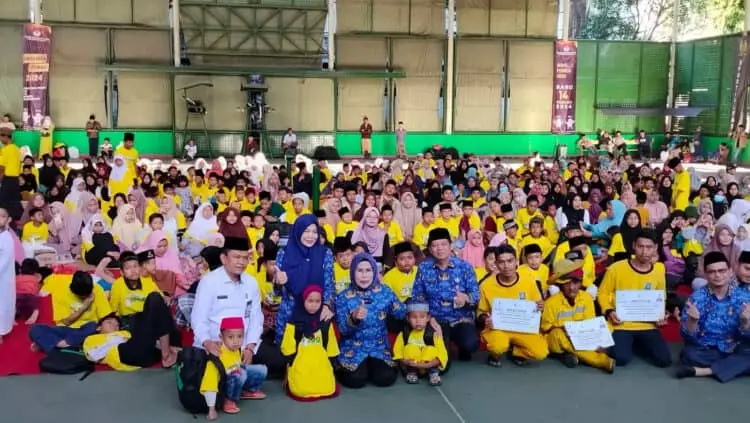 GEBYAR ZAKAT: Bupati Serang Ratu Tatu Chasanah saat menyalurkan bantuan kepada anak yatim dan pasukan kuning di lapangan tennis indoor, Senin (17/4). (SIDIK/ISTIMEWA)