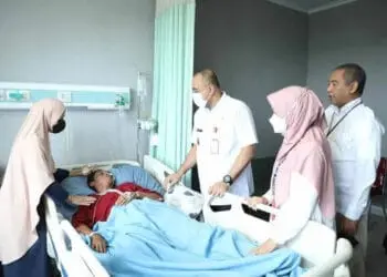 BERBINCANG DENGAN PASIEN: Bupati Zaki didampingi Direktur RSUD Balaraja dan jajarannya saat berbincang dengan pasirn RSUD Balaraja, Rabu (19/4/2023). (ISTIMEWA