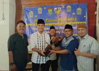Ketua KNPI Kabupaten Tangerang Bagikan Ayam Kampung