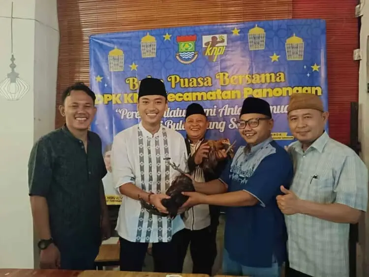 Ketua KNPI Kabupaten Tangerang Bagikan Ayam Kampung