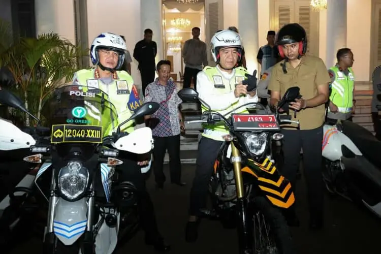 Pj Gubernur Banten Naik Motor Pantau Pospam di Malam Takbir