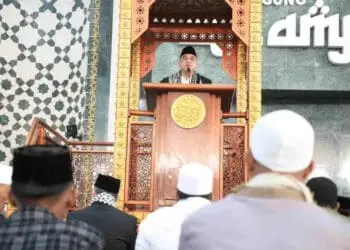 Bupati Tangerang Ahmed Zaki Iskandar mengikuti Salat Idul Fitri di Masjid Agung Al-Amjad, Puspemkab Tigaraksa, bersama seluruh jajaran di Pemerintahan Kabupaten Tangerang, Sabtu (22/4/2023). (ISTMEWA)