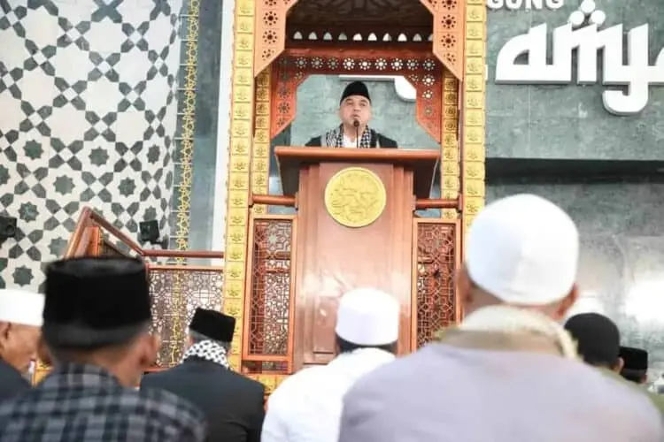 Bupati Tangerang Ahmed Zaki Iskandar mengikuti Salat Idul Fitri di Masjid Agung Al-Amjad, Puspemkab Tigaraksa, bersama seluruh jajaran di Pemerintahan Kabupaten Tangerang, Sabtu (22/4/2023). (ISTMEWA)