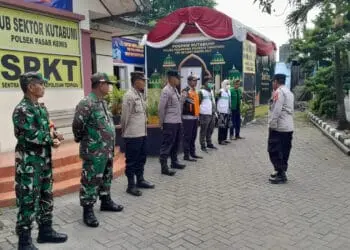 Anggota Koramil Pasar Kemis pantau Arus Mudik. (ISTIMEWA)