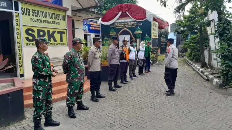 Anggota Koramil Pasar Kemis pantau Arus Mudik. (ISTIMEWA)
