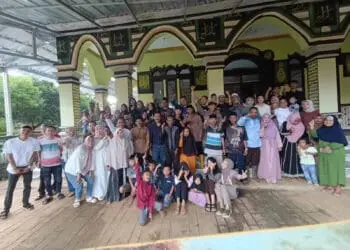 Merawat Tradisi, Keluarga Besar Bapak Rasmana Pandeglang Gelar Silaturahmi Sambil Santunan