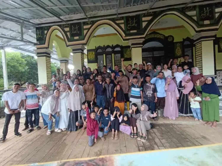 Merawat Tradisi, Keluarga Besar Bapak Rasmana Pandeglang Gelar Silaturahmi Sambil Santunan