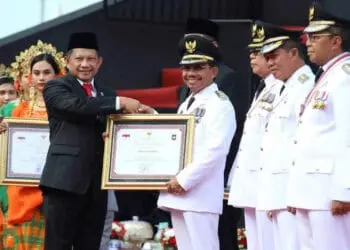 Wakil Wali Kota Tangerang, H, Sachrudin, terima penghargaan. (ISTIMEWA)