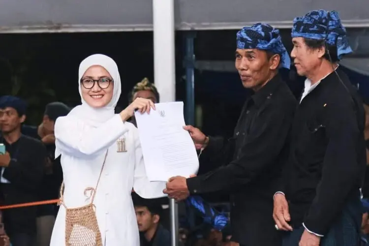 Bupati Lebak Iti Octavia, serahkan lembaran Perbup Desa Adat. (ISTIMEWA)