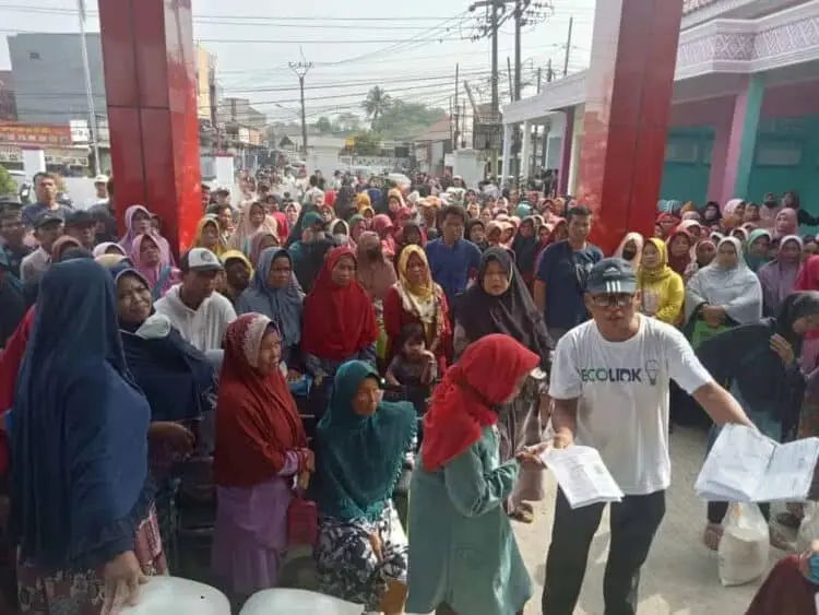 Badan Pangan Nasional (BPN), salurkan bantuan beras untuk ribuan Keluarga Penerima Manfaat (KPM), di Solear, Kabupaten Tangerang, Sabtu (29/4/2023). (ISTIMEWA)