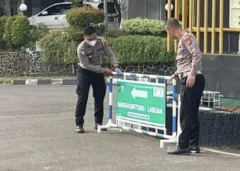 PERSIAPAN MUDIK - Jelang mudik lebaran, pihak Satlantas Polres Pandeglang sedang memasang penunjuk arah tujuan, beberapa waktu lalu. (DOKUMEN SATLANTAS POLRES PANDEGLANG UNTUK SATELIT NEWS)