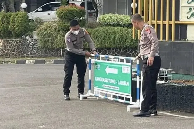 PERSIAPAN MUDIK - Jelang mudik lebaran, pihak Satlantas Polres Pandeglang sedang memasang penunjuk arah tujuan, beberapa waktu lalu. (DOKUMEN SATLANTAS POLRES PANDEGLANG UNTUK SATELIT NEWS)