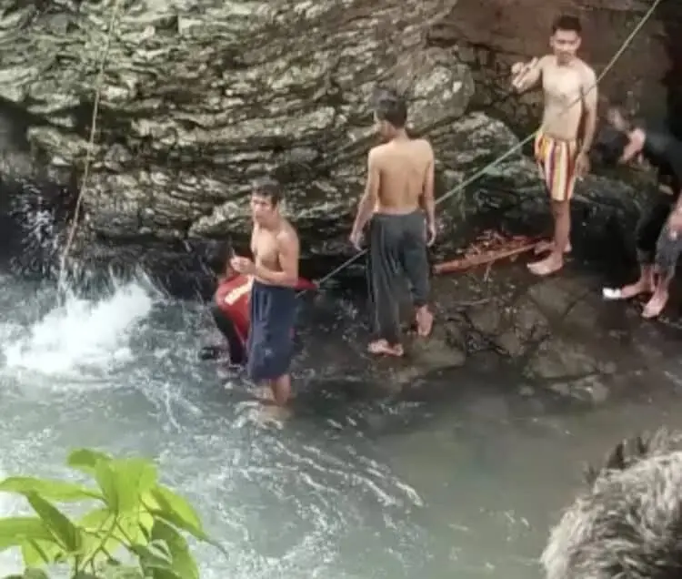 Terpeleset Saat Selfie Di Curug Putih Cinoyong-Carita, Wisatawan Hilang