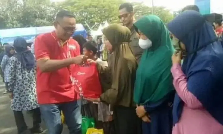 Alfamart Salurkan Paket Sembako untuk Anak Yatim dan Duafa di Lebak